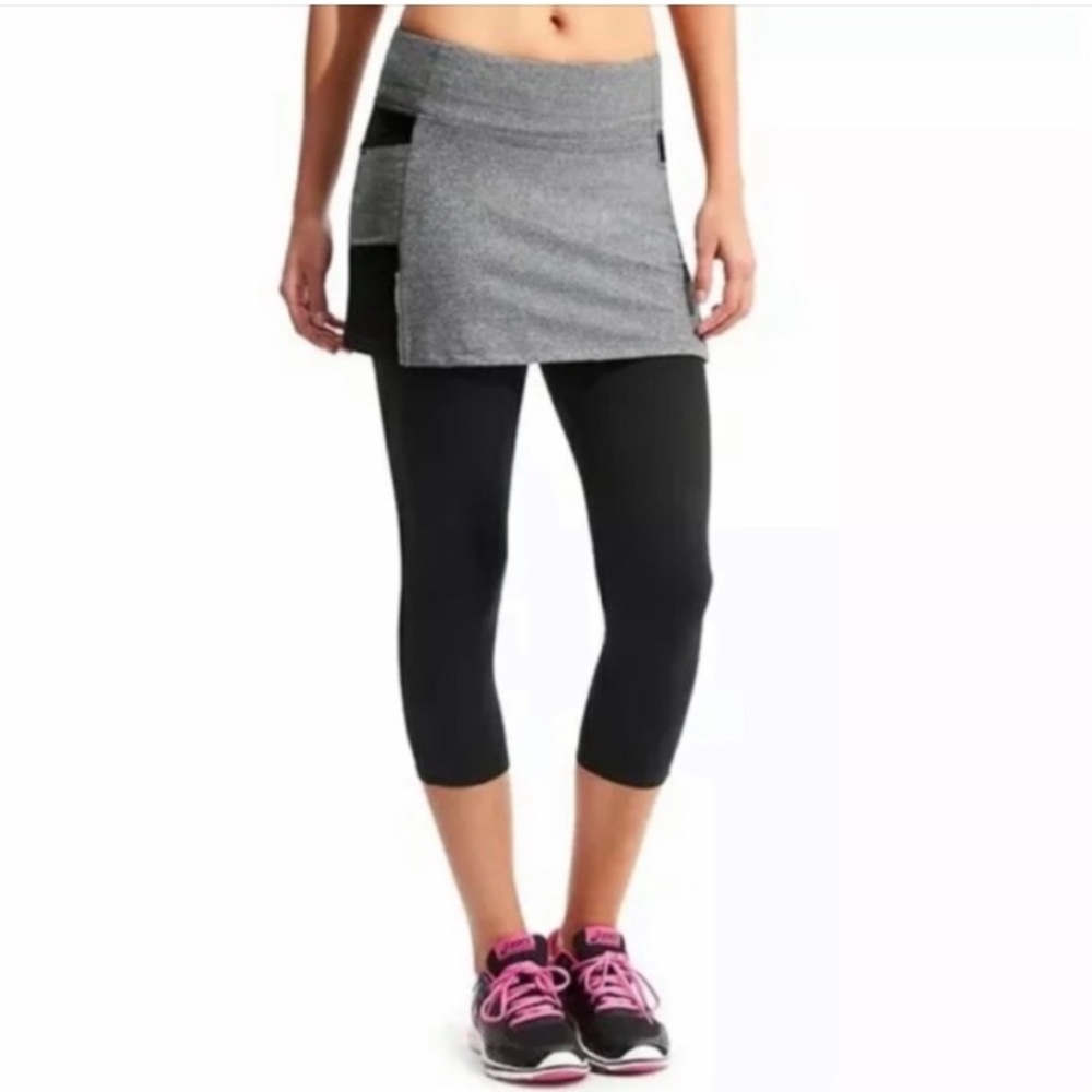 NWOT Athleta Be Free 2 in 1 skirt and cropped leggings. Black & gray. Size XXS.
